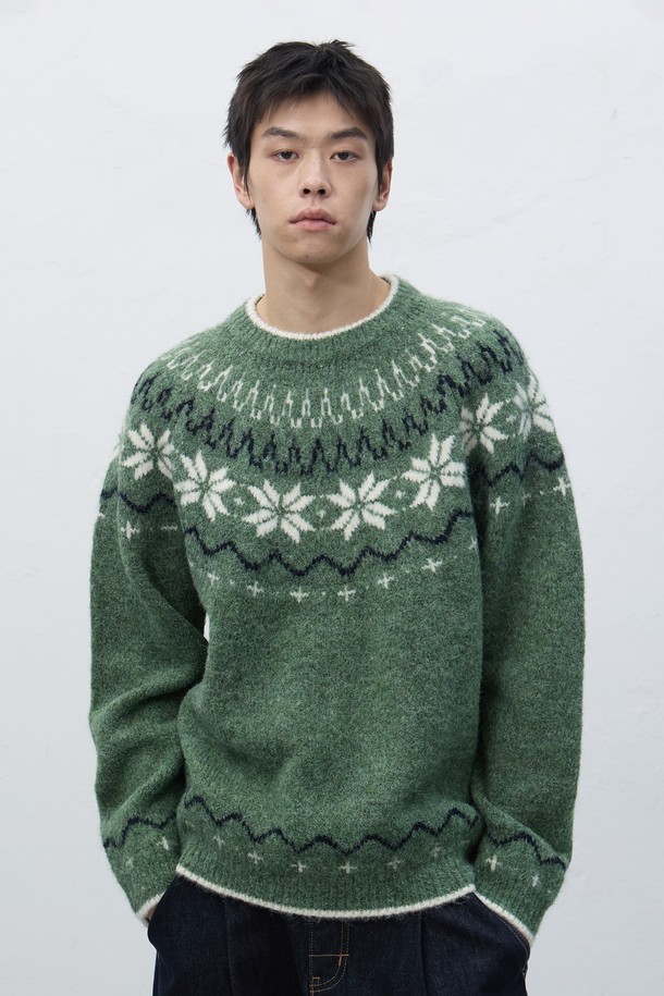 [25FW] UNISEX 울 스노우 노르딕 풀오버 4COL / SBD4U05022는 캐주얼, 클래식, 미니멀 스타일을 아우르는 유니섹스 울 스웨터입니다. 가을, 겨울 시즌에 어울리는 두꺼운 두께감과 부드러운 촉감의 울 소재로 제작되었으며, 라운드넥과 긴소매 디자인으로 편안한 착용감을 제공합니다. 그린, 베이지 컬러를 포함한 4가지 색상으로 출시되었으며, 스노우 패턴과 기하학 무늬가 돋보이는 디자인이 특징입니다. 출근룩을 포함한 다양한 일상에 활용하기 좋은 레귤러핏 풀오버 스타일입니다.
