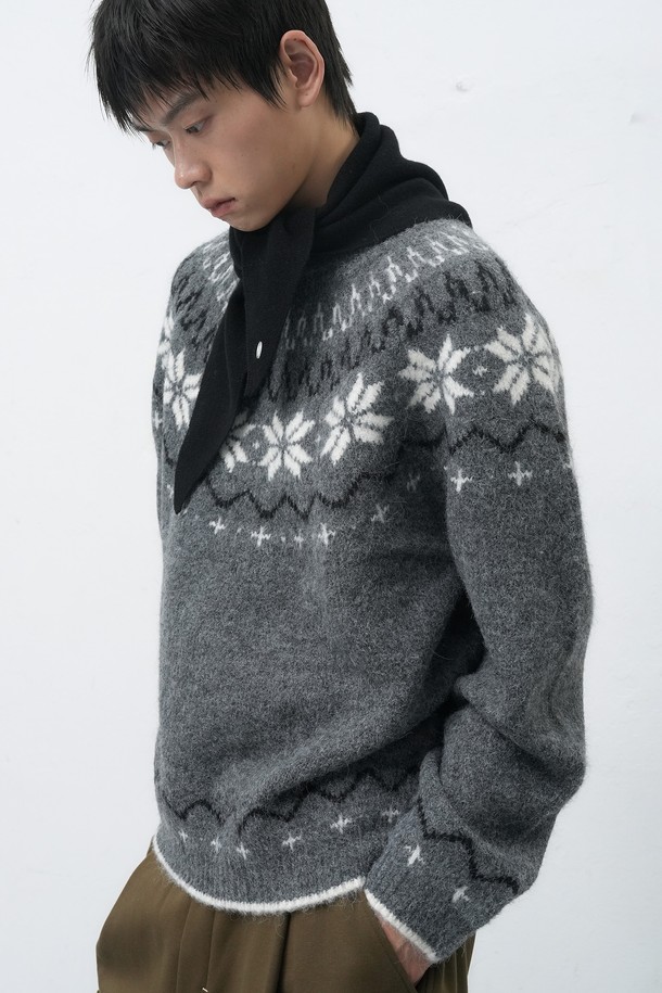 **[25FW] UNISEX 울 스노우 노르딕 풀오버 4컬러 / SBD4U05022**

가을, 겨울 시즌에 어울리는 유니섹스 울 스노우 노르딕 풀오버입니다. 부드러운 촉감의 울 소재로 제작되어 포근하고 따뜻한 착용감을 선사합니다. 오버핏 디자인에 라운드넥으로 편안한 착용감을 강조했으며, 긴소매 기장으로 보온성을 높였습니다. 스노우 패턴과 노르딕 패턴이 조화롭게 어우러져 캐주얼하면서도 베이직한 스타일을 연출합니다. 캠핑룩, 연말 모임룩 등 다양한 TPO에 활용 가능하며, 캐주얼, 클래식, 미니멀 스타일을 즐겨 입는 분들께 추천합니다. 색상은 그레이, 화이트 2가지로 출시되었습니다.
