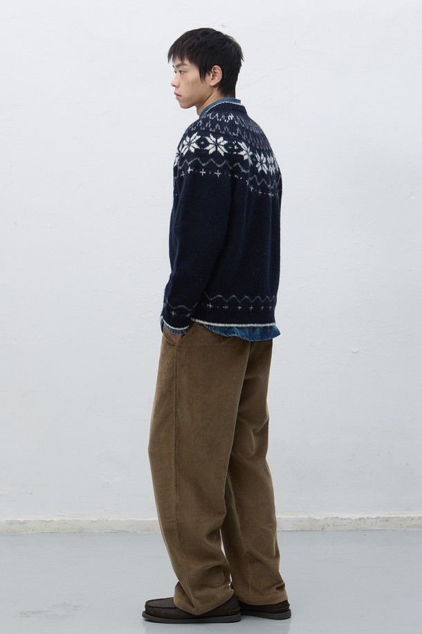 [25FW] 유니섹스 울 스노우 노르딕 풀오버 SBD4U05022는 가을과 겨울, 일상에서 따뜻함과 스타일을 모두 잡을 수 있는 니트 스웨터입니다. 부드러운 울 소재로 제작되어 뛰어난 촉감을 자랑하며, 두꺼운 두께감으로 보온성을 높였습니다. 네이비와 화이트 컬러, 노르딕과 기하학 패턴의 조화가 캐주얼하면서도 베이직한 디자인을 완성합니다. 터틀넥과 긴 소매, 레귤러 핏으로 편안한 착용감을 선사하며, 출근룩이나 모임룩 등 다양한 TPO에 활용 가능합니다. 풀오버 스타일로 간편하게 착용 가능하며, 캐주얼, 클래식, 미니멀 스타일을 즐기는 분들께 추천합니다.
