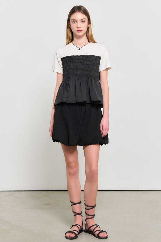 **[24SS] WOMAN (우먼) 스모킹 레이어드 하프 티셔츠 [BLACK] / WBD2L01538**

세련된 스타일을 연출하는 [24SS] WOMAN (우먼) 하프 티셔츠입니다. 블랙 컬러의 이 티셔츠는 면, 폴리에스터, 스판덱스 혼방 소재로 제작되어 부드러운 촉감과 편안한 착용감을 선사합니다. 스모킹 디테일과 레이어드 디자인이 특징이며, 일상, 데이트룩, 카페룩 등 다양한 TPO에 활용할 수 있습니다. 스탠다드핏, 라운드넥, 반소매 디자인으로 캐주얼, 미니멀, 클래식 스타일을 즐겨 입는 여성분들께 추천합니다. 신축성이 있어 활동성이 좋고, 비침 걱정 없이 착용할 수 있습니다.
