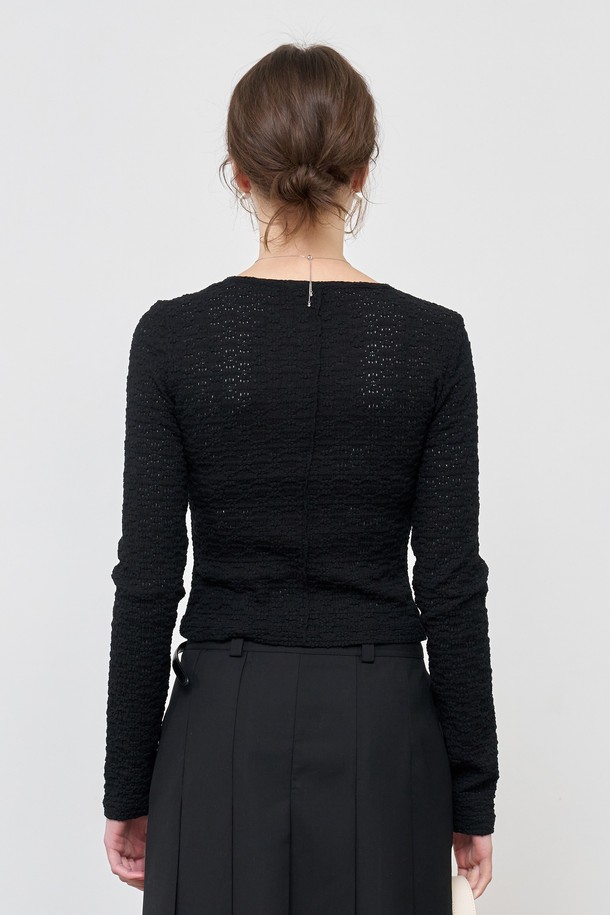 [25SS] WOMAN 레이스 핀턱 롱 슬리브 티 [블랙]는 여성스러운 분위기를 연출하는 롱 슬리브 티셔츠입니다. 봄, 여름 시즌에 어울리는 얇은 두께감과 슬림핏 디자인으로 제작되었으며, 라운드넥과 긴소매 기장으로 편안하게 착용할 수 있습니다. 블랙, 화이트, 크림 세 가지 색상으로 출시되었으며, 레이스 및 핀턱 디테일이 더해져 베이직하면서도 세련된 스타일을 연출합니다. 데이트룩, 카페룩 등 다양한 TPO에 활용 가능하며, 이너웨어 착용을 권장합니다. 미니멀, 클래식, 캐주얼 스타일을 즐겨 입는 분들께 추천합니다.
