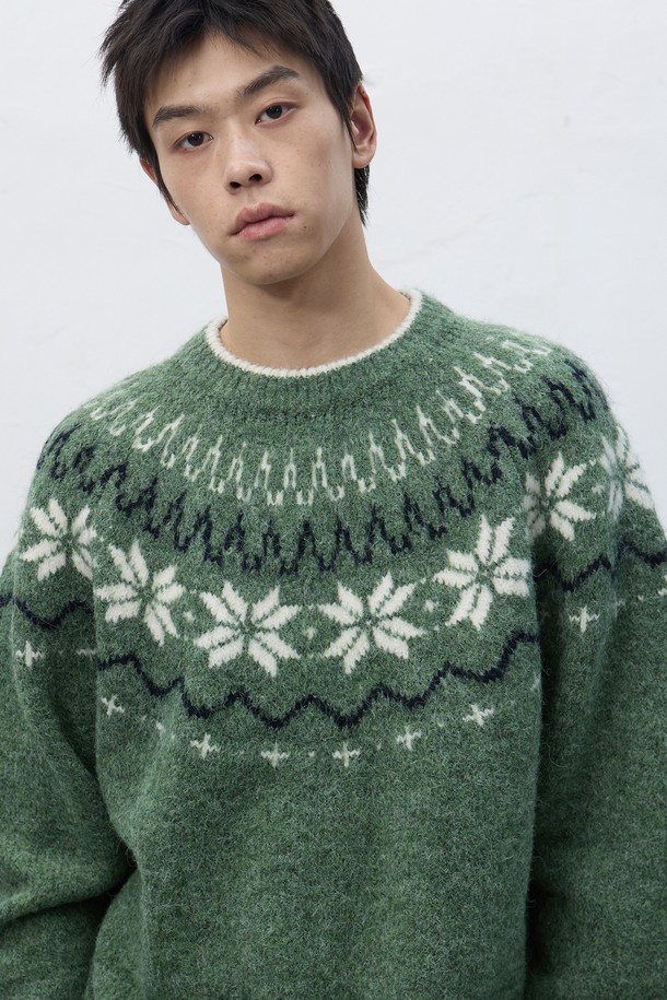 [25FW] UNISEX 울 스노우 노르딕 풀오버 4COL / SBD4U05022는 캐주얼, 클래식, 미니멀 스타일을 아우르는 유니섹스 울 스웨터입니다. 가을, 겨울 시즌에 어울리는 두꺼운 두께감과 부드러운 촉감의 울 소재로 제작되었으며, 라운드넥과 긴소매 디자인으로 편안한 착용감을 제공합니다. 그린, 베이지 컬러를 포함한 4가지 색상으로 출시되었으며, 스노우 패턴과 기하학 무늬가 돋보이는 디자인이 특징입니다. 출근룩을 포함한 다양한 일상에 활용하기 좋은 레귤러핏 풀오버 스타일입니다.
