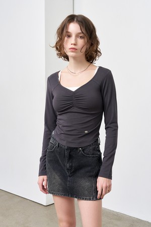 [25SS] WOMAN 하트넥 셔링 롱슬리브 티 [CHARCOAL] / WBE1L01506