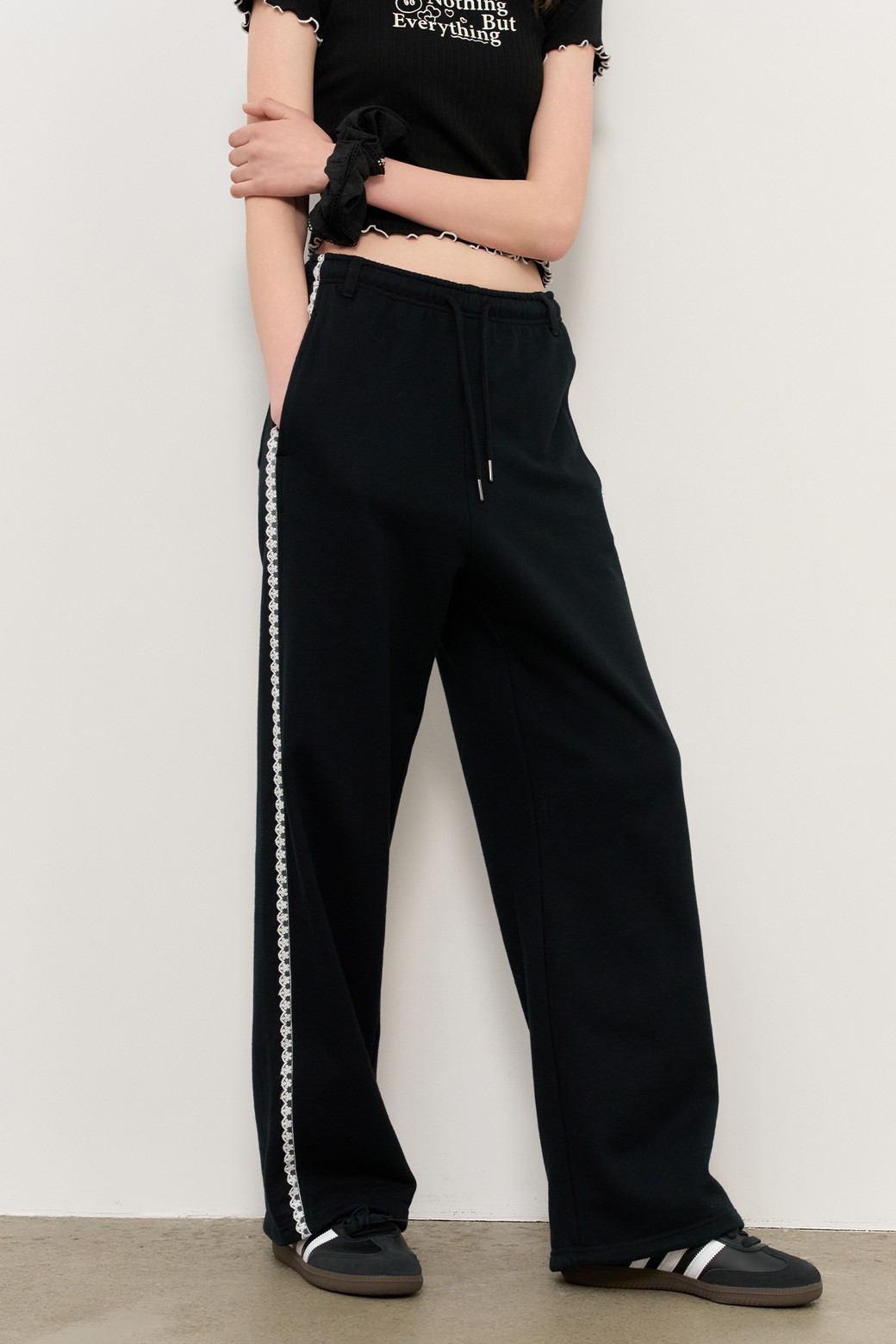 GENERAL IDEA - 롱/미디팬츠 - [25SS] WOMAN 레이스 트리밍 스웨트 팬츠 [BLACK] / WBE2L11505