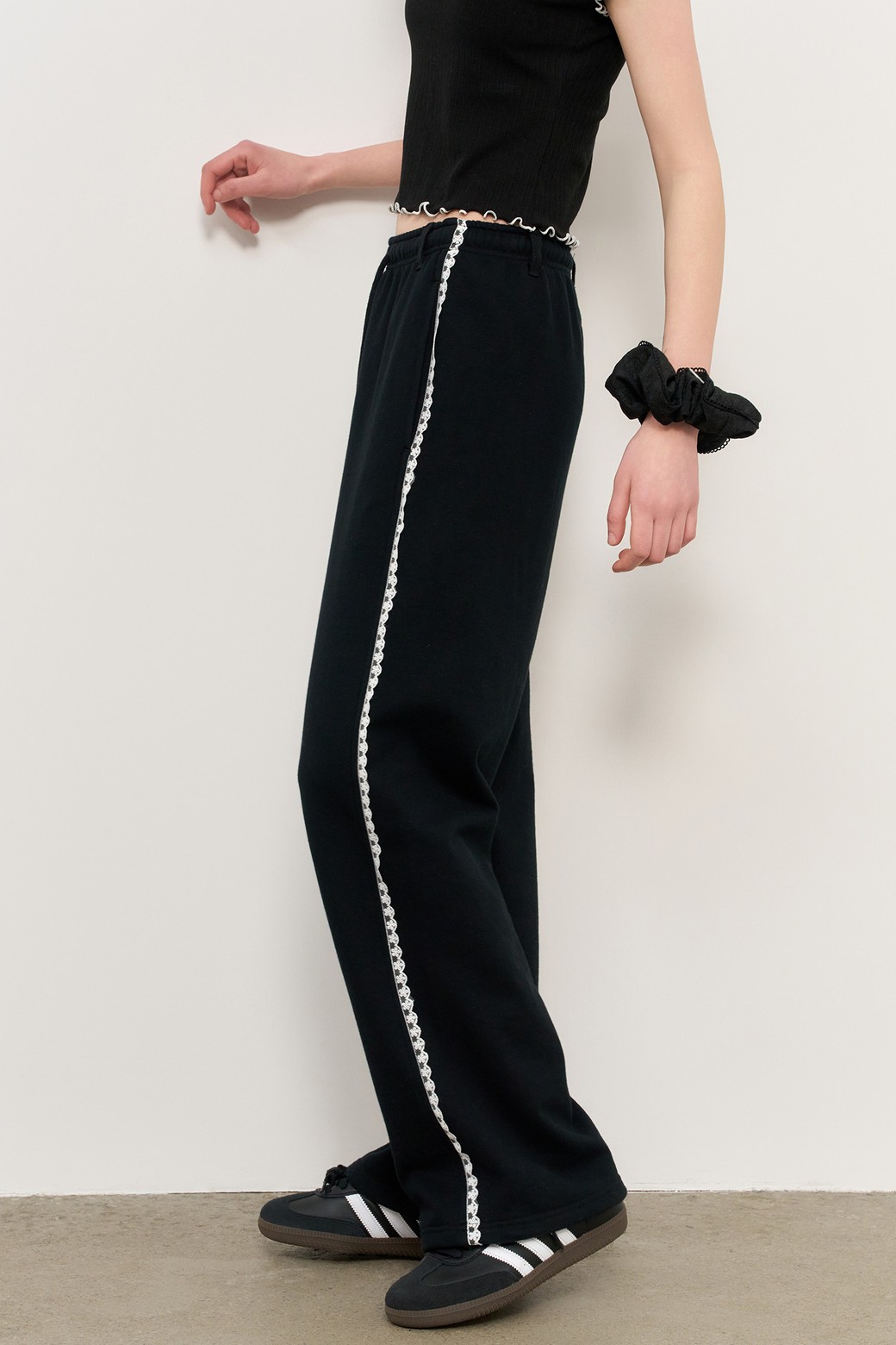 GENERAL IDEA - 롱/미디팬츠 - [25SS] WOMAN 레이스 트리밍 스웨트 팬츠 [BLACK] / WBE2L11505