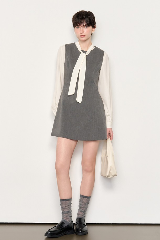 [25SS] WOMAN 미니멀 미니 원피스 [CHARCOAL]는 여성용 미니멀 디자인 원피스입니다. 차콜 컬러의 무지 원피스로, A라인 치마핏과 리본넥 디테일이 특징입니다. 봄, 여름 시즌에 어울리는 긴 소매 디자인으로, 데이트룩, 카페룩, 모임룩 등 다양한 TPO에 활용하기 좋습니다. 스타일은 미니멀, 클래식, 시크이며 모델은 S 사이즈를 착용했습니다.
