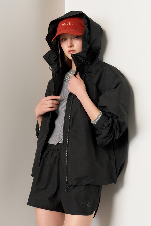 **[25SS] 우먼 패커블 윈드브레이커 세트 [블랙] / WBE1L55531SET**는 여성용 아우터 윈드브레이커 세트입니다. 봄, 가을에 착용하기 좋은 가볍고 부드러운 나일론 소재로 제작되었으며, 발수 기능을 갖춰 쾌적한 착용감을 제공합니다. 루즈핏에 집업 스타일로, 일상, 아웃도어 활동에 적합하며, 후드, 밑단, 허리 스트링 조절로 다양한 핏을 연출할 수 있습니다. 로고 패턴으로 스포티함과 캐주얼한 느낌을 동시에 선사하며, 수납용 파우치가 포함되어 휴대 및 보관이 용이합니다. 산책, 여행, 등산 등 다양한 TPO에 맞춰 스타일리시하게 연출할 수 있는 미니멀한 디자인의 윈드브레이커 세트입니다.
