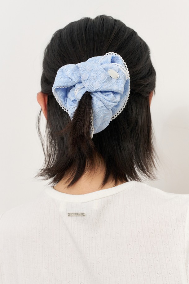 WOMAN 링클 볼륨 스크런치 [3COL]는 링클 원단을 사용하여 볼륨감 있는 디자인을 연출해 주는 여성 헤어 액세서리입니다. 신축성 좋은 밴드로 제작되어 편안한 착용감을 선사하며, 플라워 패턴과 진주, 레이스 장식이 더해져 러블리하고 페미닌한 무드를 자아냅니다. 봄, 여름 데이트룩, 카페룩, 봄 소풍룩에 로맨틱, 걸리시, 클래식 스타일을 더해 보세요. 화이트, 스카이블루, 블랙 세 가지 컬러로 출시되어 다양한 스타일에 매치하기 좋습니다. 소재는 폴리에스테르와 스판덱스를 사용하여 부드러운 착용감을 느낄 수 있습니다.
