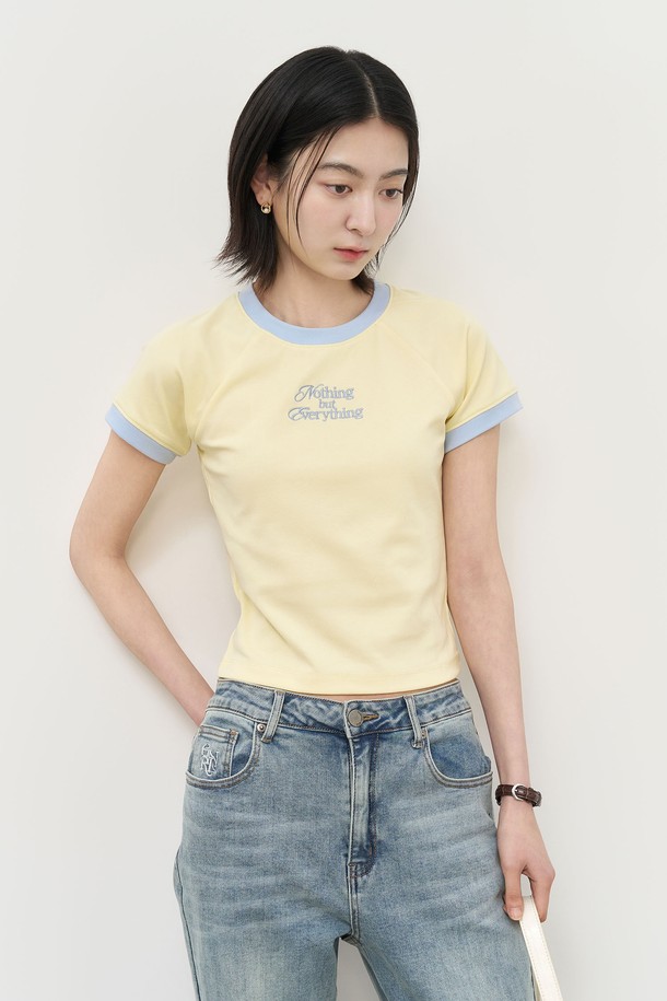 [25SS] WOMAN 래글런 크롭 링거 티셔츠 [LEMON]는 산뜻한 레몬 색상과 라이트 블루 색상으로 출시된 여성용 티셔츠입니다. 면과 스판덱스의 혼방 소재로 제작되어 신축성 있는 착용감을 제공하며, 캐주얼한 스타일을 연출합니다. 래글런 소매 디자인과 실버 로고 리벳 장식이 특징이며, 슬림핏 크롭 기장으로 트렌디함을 더했습니다. 봄, 여름 시즌에 적합하며, 라운드넥에 긴 소매 기장으로 편안하게 착용할 수 있습니다. 25SS 시즌의 자수 및 로고 패턴으로 포인트를 준 제품입니다.
