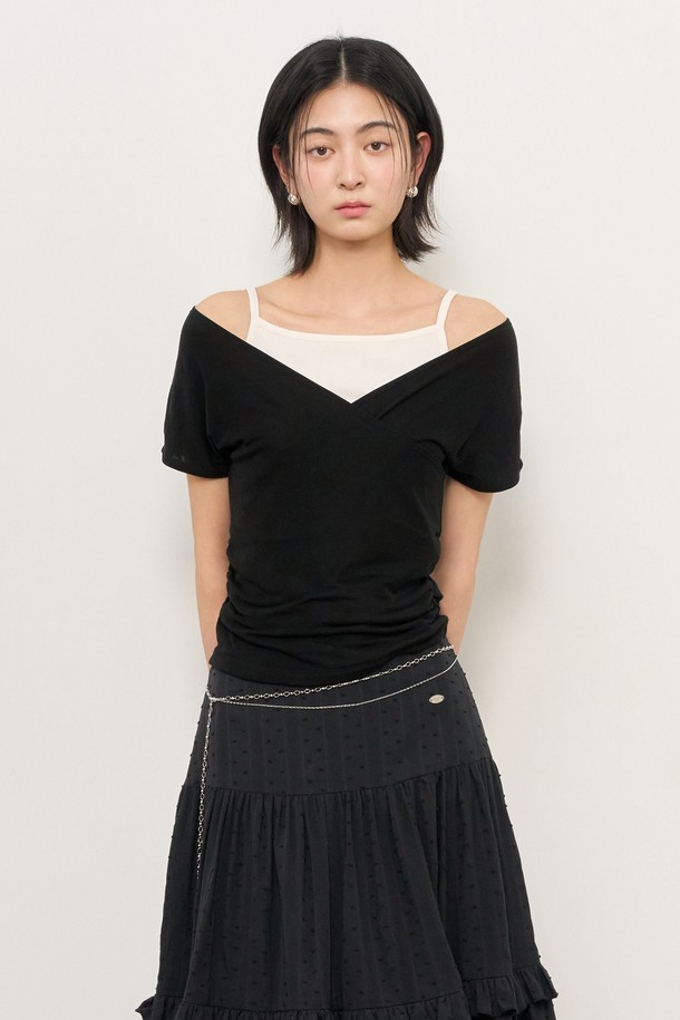 GENERAL IDEA - 반소매 티셔츠 - [25SS] WOMAN 아세테이트 브이넥 셔링 반팔티 [BLACK] / WBE2L01532