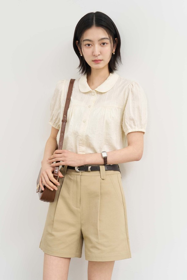 [25SS] WOMAN 코튼 핀턱 쇼츠 [BEIGE] (우먼 코튼 핀턱 쇼츠 [베이지])는 미니멀하고 클래식한 스타일의 여성용 쇼츠입니다. 부드러운 면 소재에 핀턱 디테일을 더해 세련된 실루엣을 연출하며, 얇은 두께감으로 봄, 여름 시즌에 시원하게 착용할 수 있습니다. 유니크한 벨트 고리와 뒤 포켓의 자개 로고 리벳이 포인트이며, 화이트 컬러는 약간의 비침이 있을 수 있습니다. 스탠다드핏으로 편안하게 착용 가능하며, 데이트룩, 카페룩, 쇼핑룩 등 다양한 TPO에 활용하기 좋습니다.
