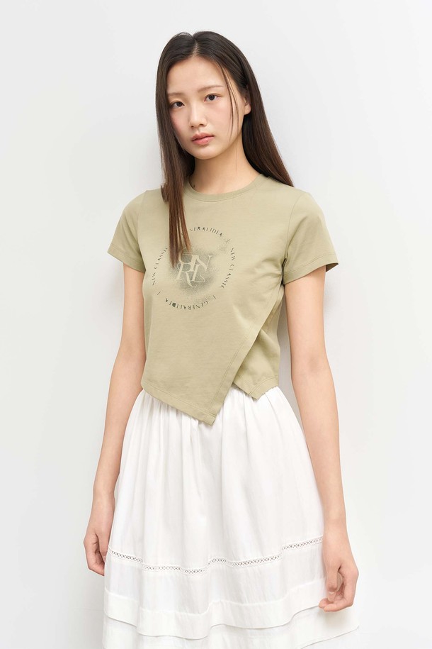 GENERAL IDEA - 반소매 티셔츠 - [25SS] WOMAN 언밸런스 실켓 스판 아트웍 반팔티 [LIGHT KHAKI] / WBE2L01540