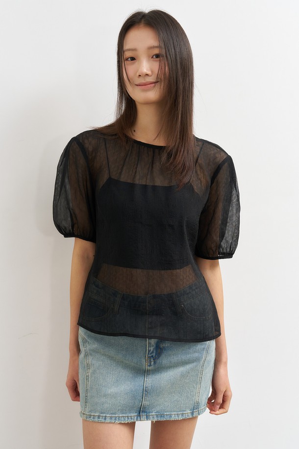 여성스러운 무드의 시스루 플라워 스카프 블라우스입니다. 얇고 부드러운 시폰 소재에 라운드넥 디자인으로, 봄과 여름에 시원하게 착용하기 좋습니다. 블랙 컬러에 플라워 디테일이 더해져 페미닌한 분위기를 연출하며, 데일리룩에 포인트를 더해줍니다.
