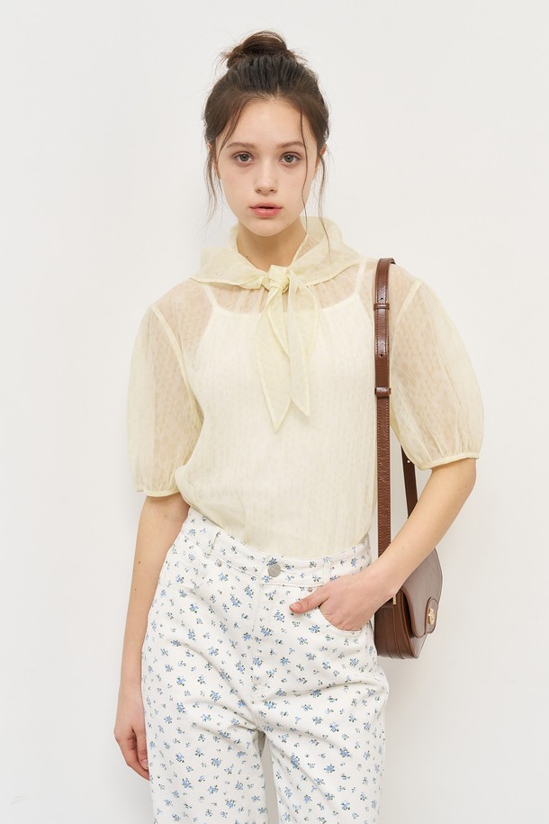 "WOMAN 시스루 플라워 스카프 블라우스"는 페미닌하고 엘레강스한 무드를 연출하는 여성 블라우스입니다. 은은하게 비치는 시스루 소재에 플라워 자카드 패턴이 더해져 로맨틱한 분위기를 자아내며, 스카프 세트와 루즈핏 디자인으로 편안하면서도 세련된 스타일을 완성합니다. 크림, 스카이블루, 블랙 3가지 컬러로 출시되었으며, 봄, 여름, 가을에 데일리하게 착용하기 좋습니다.
