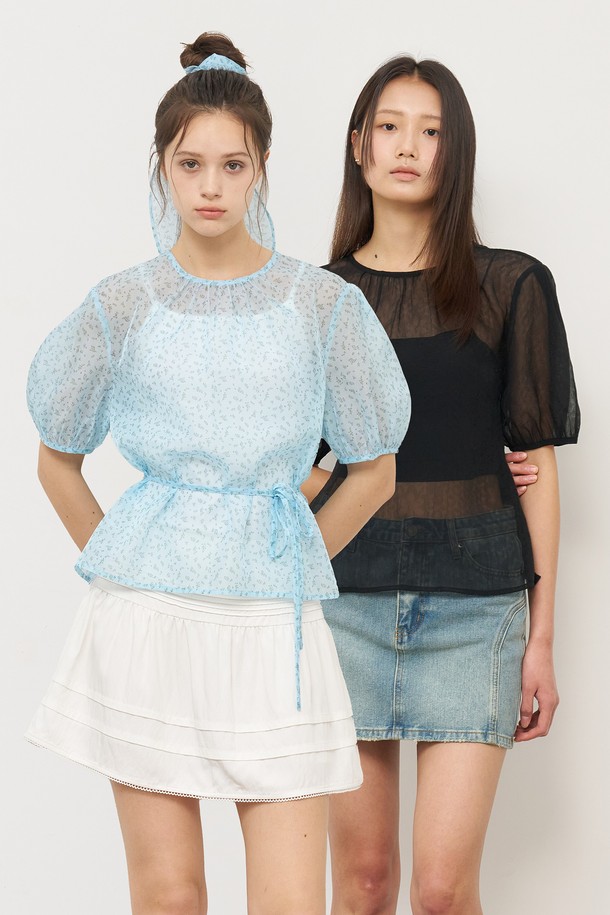 "WOMAN 시스루 플라워 스카프 블라우스 [3COL] / WBE2L03528"는 여성스러운 무드의 플라워 패턴이 돋보이는 블라우스입니다. 시스루 소재와 볼륨 소매 디자인으로 은은한 여성스러움을 강조하며, 스카프와 벨트 세트 구성으로 다양한 스타일 연출이 가능합니다. 크림, 스카이블루, 블랙 3가지 컬러로 출시되어 봄, 여름, 가을 데일리 및 캐주얼 룩에 활용하기 좋습니다.
