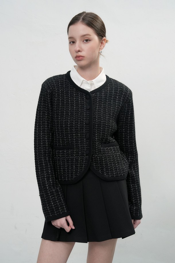 25FW WOMAN 뉴클래식 트위드 재킷은 가을과 겨울 시즌, 여성 고객을 위해 디자인된 클래식하고 우아한 무드의 아우터입니다. 블랙 컬러의 트위드 소재로 제작되었으며, 크롭 기장과 싱글 버튼 여밈, 레귤러 핏으로 세련된 실루엣을 연출합니다. 칼라 디테일이 특징이며, 데이트룩, 오피스룩, 모임룩 등 다양한 TPO에 활용 가능합니다. 미니멀하고 시크한 스타일을 선호하는 고객에게 적합하며, 뻣뻣한 촉감과 두꺼운 두께감으로 고급스러운 분위기를 더합니다.
