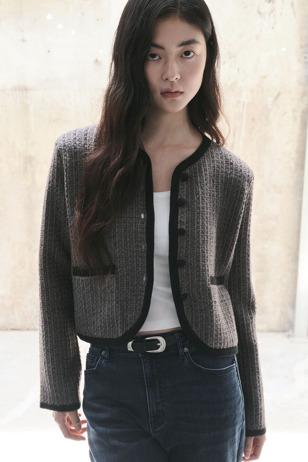 [25FW] WOMAN 뉴클래식 트위드 재킷은 여성스러운 라인을 살려주는 세미 크롭 기장의 클래식 트위드 재킷입니다. 차콜 블랙 컬러의 스탠다드핏으로, 봄, 가을, 겨울 시즌에 걸쳐 데이트룩, 오피스룩, 모임룩 등 다양한 TPO에 활용하기 좋습니다. 메탈 트위드 소재와 약간 두꺼운 두께감으로 탄탄한 촉감을 선사하며, 신축성 있는 소재로 편안한 착용감을 제공합니다. 긴 소매와 버튼 여밈 방식, 그리고 비침 없는 디자인으로 미니멀하면서도 시크한 스타일을 연출할 수 있습니다.
