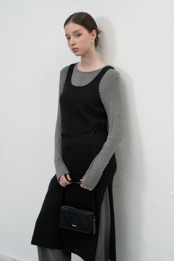 **[25FW] WOMAN 울 시스루 레이어드 원피스 [3COL]**

여성스러운 무드를 연출하는 울 시스루 레이어드 원피스입니다. 크림, 모카, 블랙 세 가지 색상으로 출시되었으며, 봄, 가을, 겨울에 입기 좋습니다. 얇은 두께감의 헤어리한 촉감과 시스루 소재가 특징이며, 뒤판 네크라인 자개 단추 디테일이 돋보입니다. 스탠다드핏으로 편안하게 착용 가능하며, 데이트룩, 모임룩, 카페룩 등 다양한 TPO에 활용할 수 있습니다. 클래식, 미니멀, 로맨틱 스타일을 즐겨 입는 고객에게 추천합니다.
