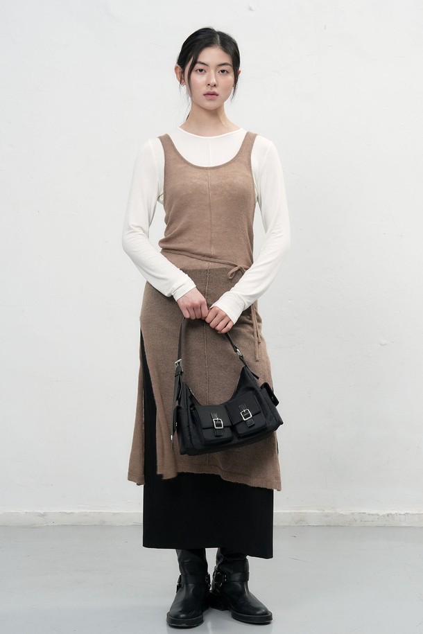 "[25FW] 우먼 울 시스루 레이어드 원피스 [3COL]"는 부드러운 울 소재로 제작된 여성용 레이어드 원피스입니다. 가을과 겨울에 어울리는 얇은 두께감과 긴 소매 기장으로, 시스루 디테일이 은은한 포인트를 더합니다. 미니멀하고 베이직한 스타일로, A라인 치마 핏과 라운드넥 디자인이 특징입니다. 브라운, 화이트, 블랙 세 가지 색상으로 출시되어, 겨울 데일리룩에 클래식한 무드를 연출하기 좋습니다. 루즈핏으로 편안하게 착용할 수 있으며, 부드러운 촉감이 특징입니다.
