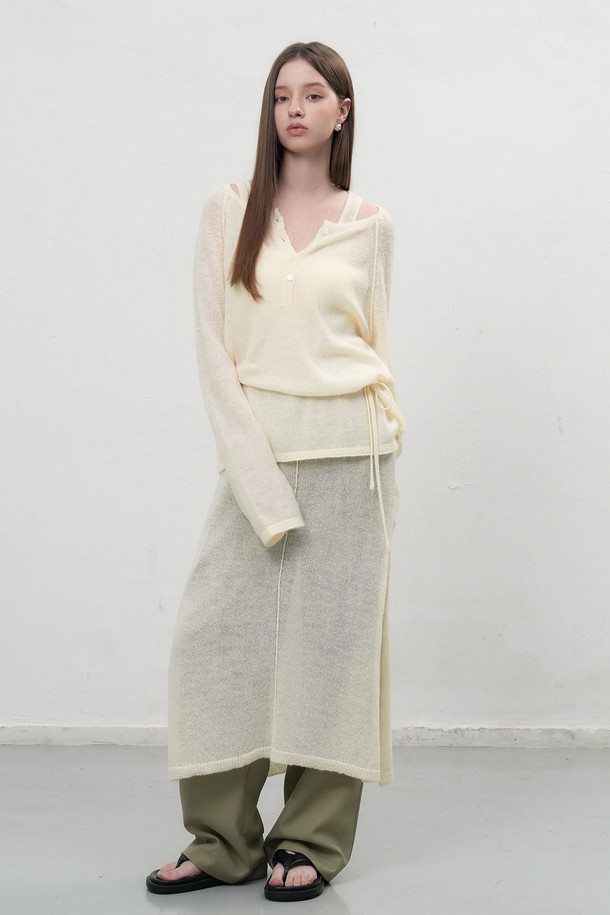 [25FW] 우먼 울 시스루 레이어드 원피스는 가을, 겨울 시즌을 위한 여성용 원피스입니다. 모던하고 미니멀한 스타일로, 일상, 데이트룩, 모임룩, 겨울 데일리룩에 모두 잘 어울립니다. 울 소재의 부드러운 촉감과 얇은 두께감, H라인의 레귤러핏으로 편안한 착용감을 선사합니다. 시스루 소재와 레이어드 디자인이 특징이며, 라운드넥과 긴소매로 클래식, 미니멀, 시크한 스타일을 연출할 수 있습니다. 3가지 색상으로 출시되었습니다.
