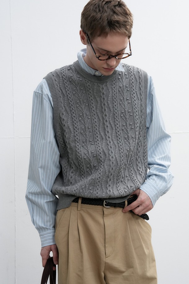 [25FW] MAN 클래식 크루넥 니트 베스트는 남성용 니트 베스트로, 가을과 겨울에 착용하기 좋습니다. 부드러운 울 소재에 클래식하고 베이직한 스타일을 더했으며, 두꺼운 두께감과 크루넥 디자인, 케이블 패턴으로 포인트를 주었습니다. 레귤러 핏으로 편안하게 착용 가능하며, 일상복으로 활용하기 좋습니다.
