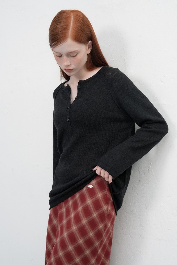 "[25FW] WOMAN 울 시스루 헨리넥 풀오버"는 가을과 겨울, 겨울 데일리룩 연출에 적합한 여성용 니트/스웨터입니다. 베이직한 스타일의 레귤러핏으로, 얇은 두께감의 울 소재와 부드러운 촉감이 특징입니다. 헨리넥 디자인과 긴 소매 기장, 무지 패턴, 시스루 디테일이 클래식, 미니멀, 시크한 무드를 자아냅니다. 일상에서 세련된 스타일을 연출하고 싶은 여성에게 추천하는 아이템입니다.
