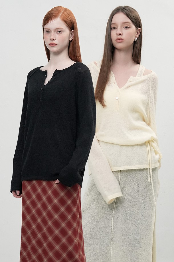 **[25FW] WOMAN 울 시스루 헨리넥 풀오버 [3COL]**

부드러운 촉감의 여성 울 시스루 헨리넥 풀오버입니다. 헤어리 울 블렌드 원사를 사용하여 포근함을 더했으며, 얇은 두께감과 반투명한 시스루 디자인으로 은은한 멋을 냅니다. 뒷목 쉘 버튼 디테일이 돋보이며, 신축성이 있어 편안한 착용감을 선사합니다. 봄, 가을, 겨울, 데이트룩, 카페룩, 겨울 데일리룩에 클래식, 미니멀, 캐주얼 스타일로 연출하기 좋습니다. 크림, 핑크, 블랙 세 가지 색상으로 만나보세요.
