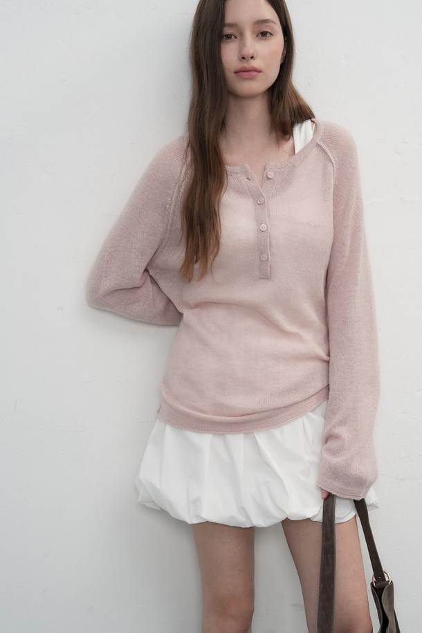 [25FW] WOMAN 울 시스루 헨리넥 풀오버 [3COL]는 여성스러운 실루엣을 연출하는 울 소재의 헨리넥 풀오버입니다. 가을, 겨울 시즌에 어울리는 얇은 두께감과 부드러운 촉감으로 편안한 착용감을 선사합니다. 시스루 디테일이 은은한 포인트를 더하며, 베이직하면서도 우아한 스타일을 연출합니다. 데이트룩과 겨울 데일리룩에 활용하기 좋으며, 클래식, 미니멀, 로맨틱 스타일을 즐겨 입는 분들께 추천합니다. 긴 소매와 레귤러 핏으로 다양한 하의와 매치하여 세련된 스타일링을 완성해보세요.
