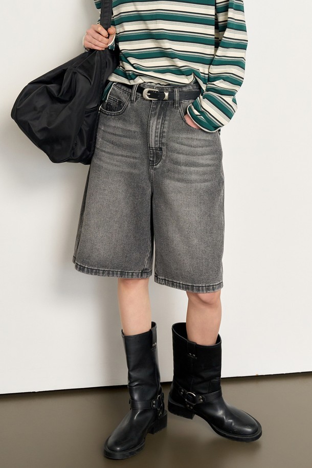 [25FW] WOMAN 와이드 버뮤다 데님 팬츠는 캐주얼한 스타일의 여성용 버뮤다 데님 팬츠입니다. 가을과 겨울에 적합하며, 무지 패턴의 와이드 핏으로 편안한 착용감을 제공합니다. 두꺼운 두께감과 뻣뻣한 촉감의 데님 소재로 제작되었으며, 워싱 가공을 더해 자연스러운 멋을 연출합니다. 가을 나들이룩 또는 겨울 데일리룩에 매치하여 미니멀하고 클래식한 스타일을 완성할 수 있습니다.
