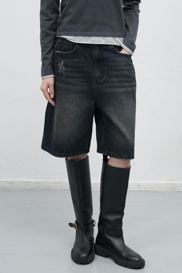 **[25FW] WOMAN 와이드 버뮤다 데님 팬츠 [3COL]**는 편안하고 시원한 여름 스타일을 위한 여성용 5부 데님 버뮤다 팬츠입니다. 캐주얼하고 미니멀한 스타일로, 일상생활과 가벼운 외출에 모두 잘 어울립니다. 워싱 디테일이 더해져 자연스러운 분위기를 자아내며, 와이드핏으로 편안한 착용감을 선사합니다. 블랙 컬러의 무지 디자인으로 어떤 상의와도 손쉽게 매치할 수 있으며, 동네 마실룩이나 쇼핑룩으로 활용하기 좋습니다. 데님 소재 특유의 내구성과 활동성이 돋보이는 아이템입니다.
