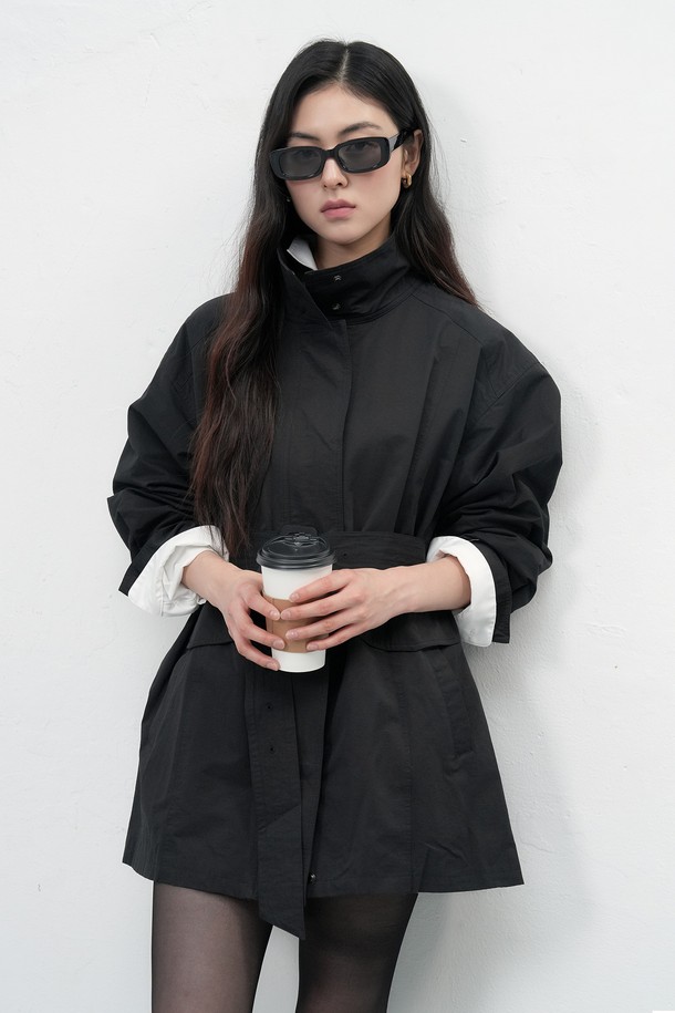 [25FW] WOMAN 하이넥 사파리 하프 재킷 [2COL]은 여성용 아우터로, 캐주얼하고 베이직한 스타일을 연출합니다. 봄, 가을에 착용하기 좋으며, 라이트 카키와 블랙 두 가지 색상으로 제공됩니다. 하이넥 칼라와 허리 벨트 디테일이 특징이며, 자켓 드레스 스타일링 또한 가능합니다. 힙을 덮는 하프 기장에 루즈핏으로 편안하게 착용할 수 있으며, 신축성 있는 면, 나일론 혼방 소재에 안감을 더해 스탠다드 두께감으로 제작되었습니다. 데이트룩, 봄 소풍룩에 적합한 미니멀, 클래식 스타일의 사파리 재킷입니다.
