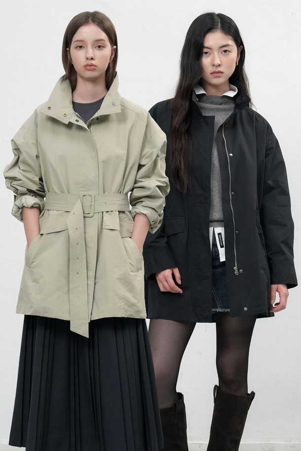 **[25FW] WOMAN 하이넥 사파리 하프 재킷 [2COL]**

가을, 봄 시즌에 어울리는 여성용 하프 기장의 사파리 재킷입니다. 라이트 카키와 블랙 두 가지 색상으로 출시되어 다양한 코디에 활용하기 좋습니다. 하이넥 칼라와 허리 디테일이 돋보이며, 벨트 스타일링으로 허리 라인을 강조할 수 있습니다. 힙을 덮는 기장감과 안감 처리로 편안하면서도 스타일리시하게 연출 가능하며, 캐주얼, 미니멀, 클래식 스타일을 모두 소화할 수 있습니다. 일상, 산책, 가을 나들이 등 다양한 TPO에 적합합니다.
