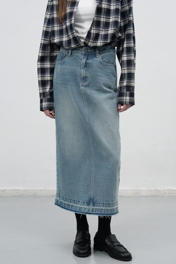 [25FW] WOMAN 워싱 데님 롱 스커트 [2COL]는 가을, 겨울 시즌을 위한 여성 롱 스커트입니다. 데님 소재에 워싱 디테일을 더해 캐주얼하고 베이직한 스타일을 연출하며, H라인 핏으로 레귤러핏을 제공합니다. 두꺼운 두께감과 뻣뻣한 촉감으로 안정감 있는 착용감을 선사하며, 데이트룩이나 겨울 데일리룩에 활용하기 좋습니다. 미니멀한 스타일을 선호하는 분들께 추천합니다.
