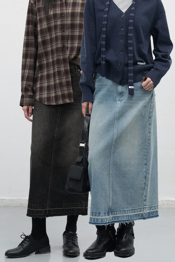 [25FW] 우먼 워싱 데님 롱 스커트 [2COL]는 캐주얼하고 베이직한 스타일의 여성용 데님 롱 스커트입니다. 블루, 브라운 두 가지 색상으로 제공되며, 사계절 내내 활용 가능합니다. 면, 레이온, 폴리에스테르 혼방 소재로 제작되어 뻣뻣한 촉감을 가지며, 스트레이트 핏과 워싱 처리로 자연스러운 멋을 더했습니다. 백 슬릿, 로고 코튼 버튼, 가죽 텍스처 디테일이 특징이며, 동네 마실룩이나 여행룩에 적합합니다.
