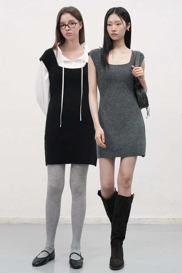 [25FW] WOMAN 스퀘어넥 니트 미니 원피스는 여성스러운 실루엣을 연출하는 니트 미니 원피스입니다. 부드러운 촉감의 니트 소재로 제작되었으며, 가을, 겨울 시즌에 따뜻하게 착용할 수 있습니다. 미니멀하고 베이직한 디자인으로, 데이트룩, 겨울 데일리룩, 카페룩 등 다양한 TPO에 활용하기 좋습니다. 슬림핏 스퀘어넥 디자인과 무지 패턴이 어우러져 클래식하고 시크한 스타일을 완성합니다. 블랙과 그레이, 두 가지 컬러로 출시되어 폭넓은 선택이 가능합니다.
