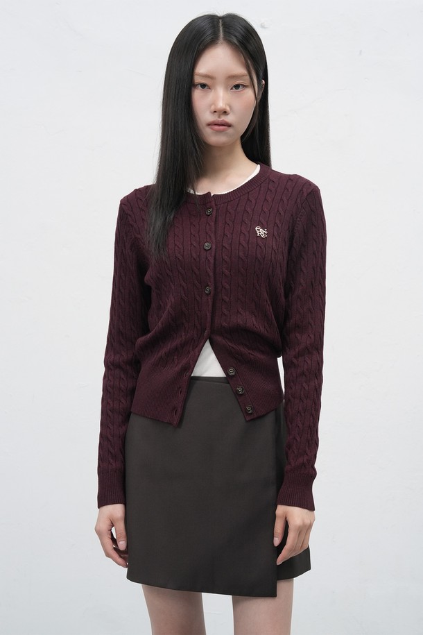 **[25FW] WOMAN GNRL 시그니처 슈퍼파인 울 케이블 가디건 [5COL] / WBD3L04505**

부드러운 촉감의 [25FW] WOMAN GNRL 시그니처 슈퍼파인 울 케이블 가디건입니다. 슈퍼파인 울 소재를 사용하여 보온성과 착용감이 뛰어나며, 라운드 넥 디자인과 레귤러핏으로 편안하게 착용할 수 있습니다. 베이직한 스타일의 케이블 패턴 가디건으로, 데이트룩, 겨울 데일리룩 등 다양한 TPO에 활용하기 좋습니다. 버건디, 네이비, 카키, 차콜 등 4가지 컬러로 출시되었으며, 로고 엠보싱 버튼 디테일과 신축성 있는 소재로 활동성을 더했습니다. 긴 소매 기장과 스탠다드 두께감으로 간절기부터 겨울까지 따뜻하게 입을 수 있습니다.
