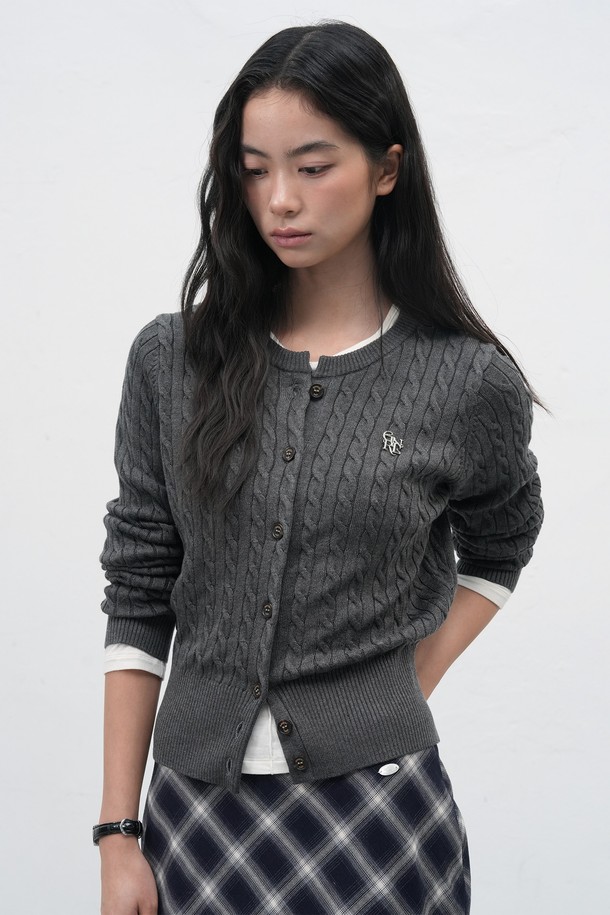 [25FW] WOMAN GNRL 시그니처 슈퍼파인 울 케이블 가디건 [5COL]은 베이직하고 클래식한 스타일을 추구하는 여성 고객을 위한 가디건입니다. 슈퍼파인 울 소재를 사용하여 부드러운 촉감과 뛰어난 보온성을 자랑하며, 봄, 가을, 겨울 세 계절 모두 활용 가능합니다. 허리 라인을 살려주는 넓은 밑단 디자인과 시그니처 실루엣이 특징이며, 버건디, 네이비, 카키, 차콜, 블랙 5가지 다채로운 색상으로 만나보실 수 있습니다. 다크브라운 로고 각인 버튼이 포인트로 들어가 고급스러운 분위기를 더하며, 출근룩이나 겨울 데일리룩에 활용하기 좋습니다.
