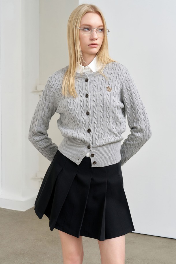 **[25FW] WOMAN GNRL 시그니처 슈퍼파인 울 케이블 가디건 [5COL] / WBD3L04505**

우아함과 포근함을 동시에 선사하는 여성용 가디건입니다. 슈퍼파인 울 소재를 사용하여 부드러운 촉감과 보온성을 자랑하며, 베이직하면서도 클래식한 디자인으로 다양한 스타일을 연출할 수 있습니다. 라운드넥 디자인에 긴 소매 기장으로 제작되었으며, 허리 라인을 살려주는 레귤러핏 실루엣이 특징입니다. 버건디, 네이비, 카키, 차콜 등 4가지 컬러로 출시되어, 출근룩 또는 모임룩 등 TPO에 맞게 폭넓게 활용 가능합니다. 다크브라운 브랜드 버튼 디테일과 케이블 패턴이 돋보이는 시그니처 스타일의 가디건입니다.
