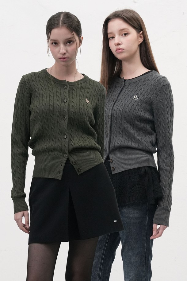 [25FW] WOMAN GNRL 시그니처 슈퍼파인 울 케이블 가디건 [5COL] / WBD3L04505는 여성들을 위한 상의, 가디건입니다. 봄, 가을, 겨울에 착용하기 좋으며, 베이직하고 클래식한 스타일을 연출합니다. 슈퍼파인 울 소재로 제작되어 부드러운 촉감과 신축성을 제공하며, 레귤러핏과 라운드넥 디자인으로 편안하게 착용할 수 있습니다. 허리 라인을 살려주는 실루엣과 다크브라운 브랜드 버튼 디테일이 돋보이며, 케이블 패턴과 4가지 다채로운 컬러(버건디, 네이비, 카키, 차콜)로 만나볼 수 있습니다. 비침 걱정 없이 깔끔하게 착용 가능한 긴소매 기본 두께의 가디건입니다.
