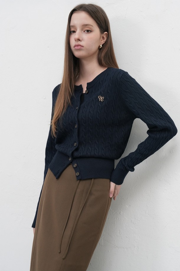 **[25FW] WOMAN GNRL 시그니처 슈퍼파인 울 케이블 가디건 [5COL] / WBD3L04505**

여성스러운 실루엣을 강조하는 [25FW] WOMAN GNRL 시그니처 슈퍼파인 울 케이블 가디건입니다. 봄, 가을, 겨울 계절에 적합하며, 베이직하고 클래식한 스타일을 연출합니다. 고급스러운 슈퍼파인 울 소재와 허리 라인을 살려주는 디자인으로 출근룩, 모임룩, 겨울 데일리룩 등 다양한 TPO에 활용 가능합니다. 라운드넥에 긴 소매 기장, 레귤러핏으로 제작되었으며, 버건디, 네이비, 카키, 차콜 등 4가지 컬러 옵션을 제공합니다. 프리미엄 다크브라운 로고 버튼과 케이블 패턴이 특징이며, 미니멀하고 클래식한 스타일을 선호하는 분들께 추천합니다.
