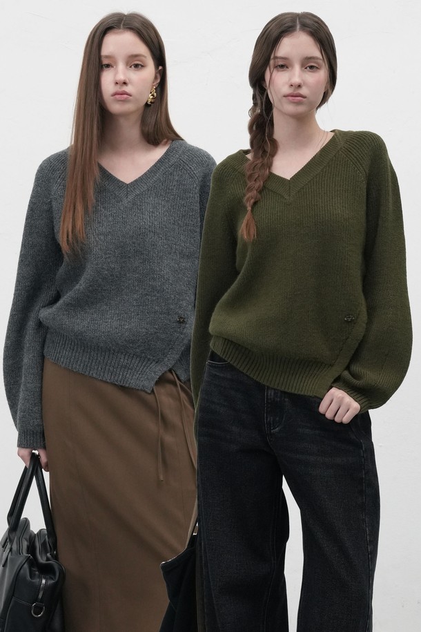 [25FW] WOMAN 브이넥 슬릿 하찌 니트 풀오버는 여성용 상의 니트/스웨터입니다. 아이보리, 차콜, 카키 3가지 색상으로 출시되었으며, 가을과 겨울에 따뜻하게 착용할 수 있습니다. 베이직한 스타일의 루즈핏으로, 두꺼운 두께감과 신축성 있는 소재로 편안한 착용감을 선사합니다. 비대칭 프론트 슬릿과 벌룬 소매, 브랜드 로고 디테일, 앞뒤 기장 차이 포인트가 돋보이며, 브이넥 라인으로 세련된 분위기를 더합니다. 겨울 데일리룩, 카페룩, 모임룩 등 다양한 TPO에 클래식, 미니멀, 캐주얼 스타일로 연출하기 좋습니다.
