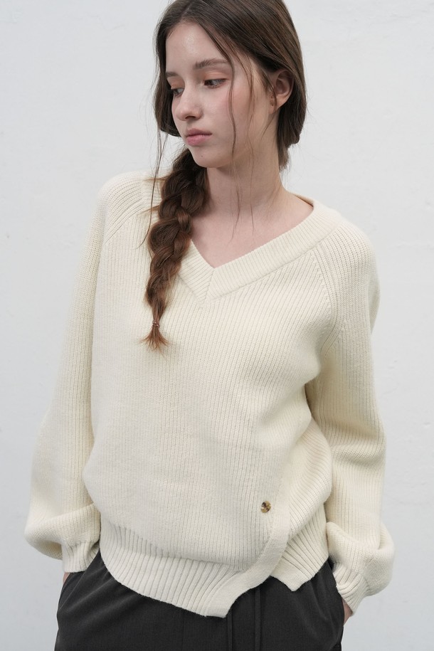 **[25FW] WOMAN 브이넥 슬릿 하찌 니트 풀오버 [3COL] /WBE3L05531**

부드러운 촉감의 여성용 브이넥 슬릿 하찌 니트 풀오버입니다. 가을과 겨울에 어울리는 두꺼운 두께감으로 따뜻하게 착용 가능하며, 루즈핏 디자인으로 편안한 착용감을 선사합니다. 아이보리, 차콜, 카키 3가지 색상으로 출시되었으며, 베이직한 스타일을 좋아하는 여성분들께 추천합니다. 비대칭 슬릿 디테일과 벌룬 소매, 하단 로고 디테일이 돋보이며, 신축성이 있어 활동성을 높였습니다. 겨울 데일리룩, 모임룩, 카페룩 등 다양한 TPO에 클래식, 미니멀, 캐주얼 스타일로 활용하기 좋습니다.
