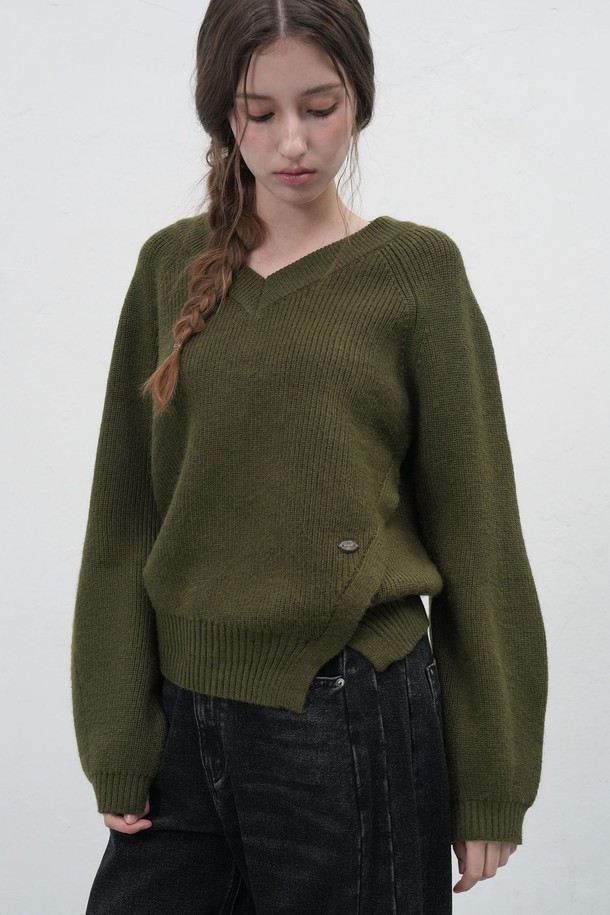 **[25FW] WOMAN 브이넥 슬릿 하찌 니트 풀오버 [3COL] /WBE3L05531**

여성스러운 무드를 연출하는 [25FW] WOMAN 브이넥 슬릿 하찌 니트 풀오버입니다. 아이보리, 차콜, 카키 3가지 색상으로 출시되었으며, 가을, 겨울 시즌에 적합합니다. 루즈핏으로 편안함을 선사하며, 두꺼운 두께감의 하찌 패턴이 포근함을 더합니다. 비대칭 슬릿 디테일과 벨 소매 디자인이 특징이며, 브랜드 로고 디테일로 포인트를 주었습니다. 베이직 스타일로 다양한 겨울 데일리룩, 모임룩, 카페룩에 활용하기 좋습니다.
