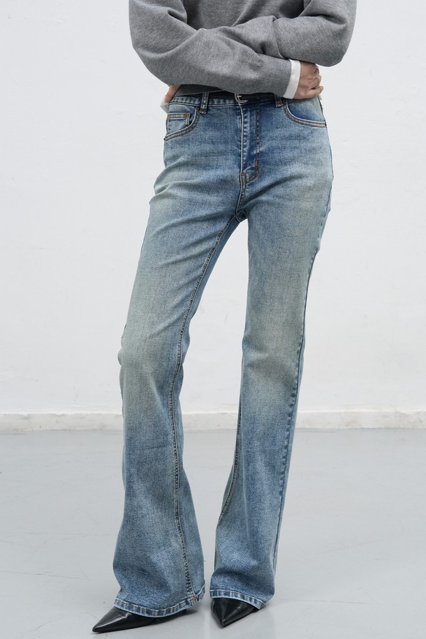 [25FW] WOMAN 부츠컷 워싱 데님팬츠 [3COL] / WBE3L11509는 여성 고객을 위한 베이직하고 캐주얼한 스타일의 데님 팬츠입니다. 봄, 가을, 겨울에 착용하기 좋으며, 라이트블루, 다크네이비, 블랙 세 가지 컬러로 제공됩니다. 부드러운 촉감의 면, 폴리에스테르, 폴리우레탄 혼방 소재로 제작되었으며, 신축성이 있어 편안한 착용감을 선사합니다. 빈티지 워싱 효과와 백 로고 패치 디테일이 특징이며, 슬림핏 부츠컷 디자인으로 다리가 길어 보이는 효과를 줍니다. 데이트룩, 쇼핑룩 등 다양한 TPO에 맞춰 캐주얼, 미니멀, 클래식 스타일을 연출할 수 있습니다.
