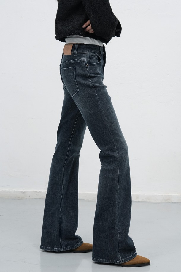 **[25FW] WOMAN 부츠컷 워싱 데님 팬츠 [3COL] / WBE3L11509**는 여성용 데님 팬츠로, 부츠컷 디자인과 빈티지 워싱이 돋보이는 제품입니다. 봄, 가을, 겨울 세 계절 모두 착용 가능하며, 캐주얼 및 베이직 스타일을 연출하기 좋습니다. Light Blue, Dark Navy, Black 세 가지 색상으로 출시되었으며, 슬림핏으로 다리 라인을 더욱 돋보이게 합니다. 면, 폴리에스테르, 폴리우레탄 혼방 소재로 제작되어 부드러운 촉감과 약간의 신축성을 제공합니다. 속기모 처리가 되어 있어 겨울철에도 따뜻하게 착용할 수 있으며, 데일리룩, 캐주얼, 클래식, 미니멀 스타일을 즐겨 입는 분들께 추천합니다.
