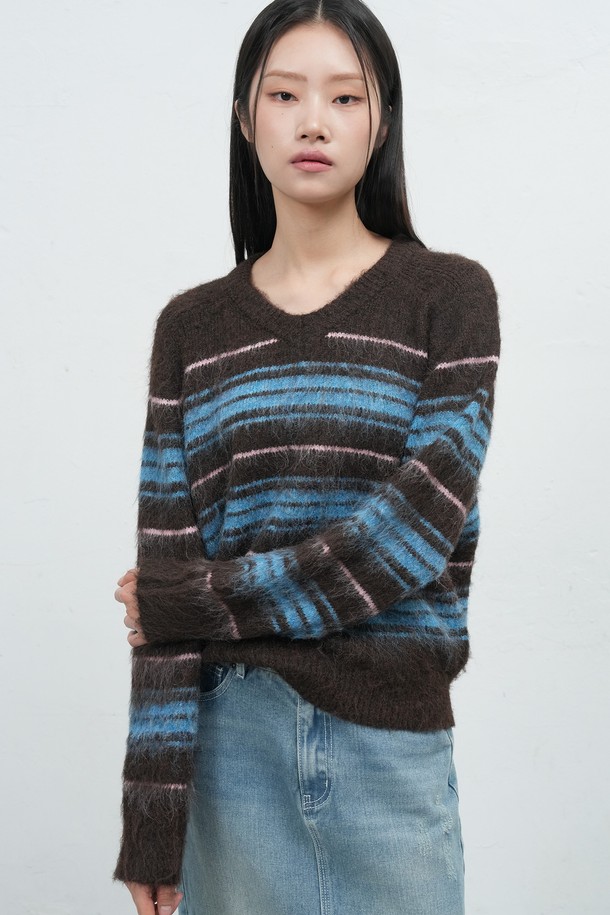 [25FW] WOMAN 헤어리 스트라이프 루즈 풀오버는 부드러운 울 소재로 제작되어 포근한 착용감을 선사합니다. 가을과 겨울에 어울리는 두꺼운 두께감과 긴 소매 기장, 라운드넥 디자인으로 따뜻함을 더했습니다. 헤어리 텍스처와 스트라이프 패턴이 어우러져 캐주얼하면서도 세련된 분위기를 연출합니다. 넉넉한 루즈핏으로 편안하게 착용 가능하며, 겨울 데일리룩, 카페룩, 데이트룩 등 다양한 스타일을 소화할 수 있습니다. 브라운과 블루 두 가지 색상으로 출시되어 취향에 맞게 선택할 수 있습니다.
