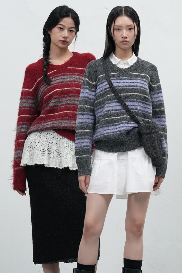 [25FW] WOMAN 헤어리 스트라이프 루즈 풀오버는 부드러운 촉감의 헤어리 원사를 사용하여 포근함을 더한 여성 니트/스웨터입니다. 가을, 겨울 시즌에 어울리는 두꺼운 두께감과 루즈핏으로 편안하게 착용 가능하며, 캐주얼 스타일을 연출하기 좋습니다. 레드 브라운, 차콜 두 가지 색상으로 출시되었으며, 브이넥 라인과 긴 소매, 스트라이프 패턴이 특징입니다. 새들 숄더 디자인과 브랜드 라벨 디테일로 포인트를 더했으며, 신축성이 있어 활동성을 높였습니다. 겨울 데일리룩, 카페룩, 모임룩 등 다양한 TPO에 활용할 수 있는 아이템입니다.
