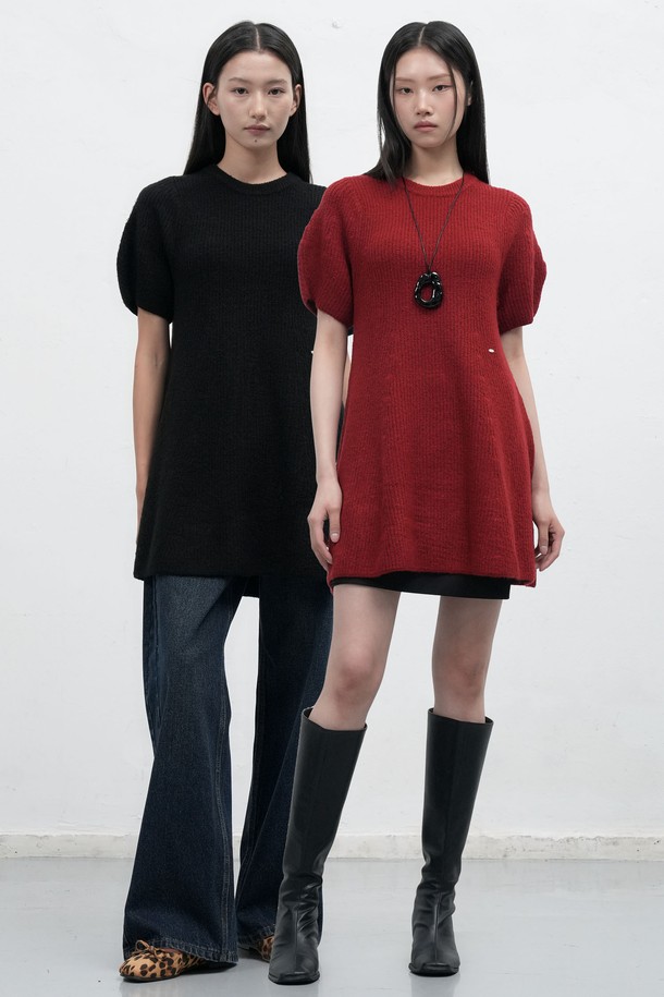 [25FW] WOMAN 벌룬 슬리브 미니 플레어 원피스 [2COL]는 로맨틱한 무드의 여성 의류입니다. 레드와 블랙 두 가지 색상으로 출시되었으며, 봄, 가을, 겨울 계절에 착용하기 좋습니다. 아크릴, 나일론, 스판덱스 혼방의 프리미엄 소재로 제작되어 부드러운 촉감을 선사합니다. 하치 니트 패턴과 라운드넥 디자인, 벌룬 플레어 실루엣, 퍼프 슬리브 디테일이 특징이며, 허리 라인부터 자연스럽게 퍼지는 플레어 스타일이 여성스러운 분위기를 연출합니다. 신축성이 있어 편안하게 착용할 수 있으며, 데이트룩, 모임룩, 겨울 데일리룩으로 활용하기 좋습니다.
