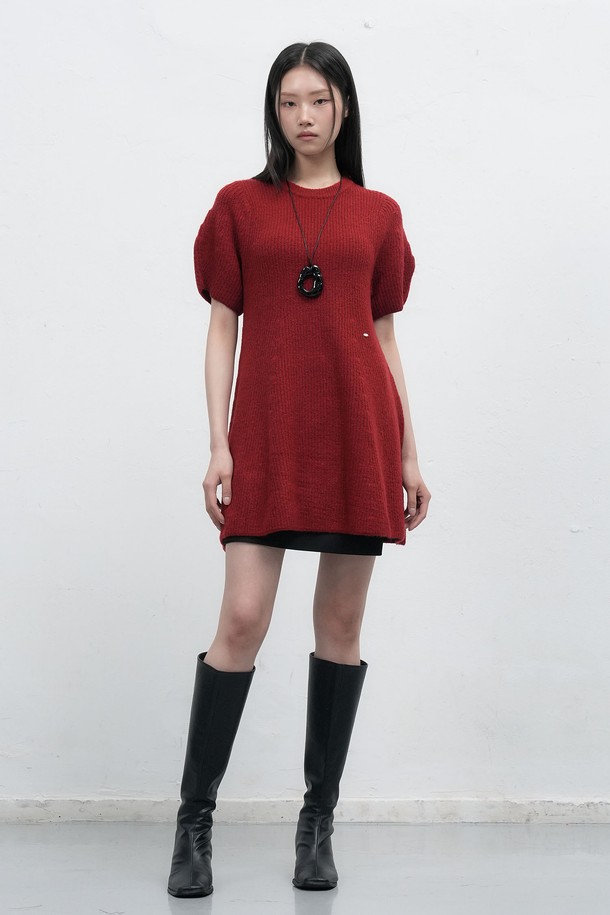 25FW WOMAN 벌룬 슬리브 미니 플레어 원피스 [2COL]는 우아한 스타일을 연출하는 여성용 미니 원피스입니다. 가을, 겨울 시즌에 어울리는 디자인으로, 라운드넥과 벌룬 슬리브 소매가 특징입니다. 플레어 치마핏으로 사랑스러운 실루엣을 선사하며, 데이트룩, 모임룩, 겨울 데일리룩 등 다양한 TPO에 활용하기 좋습니다. 클래식, 미니멀, 로맨틱한 스타일을 즐기는 분들께 추천하며, 2가지 컬러 옵션으로 만나보실 수 있습니다. 25FW (2025 가을/겨울) 시즌의 신상품입니다.
