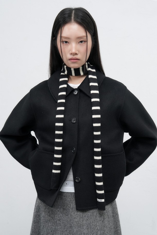 WOMAN (우먼) 스트라이프 니트 스카프는 부드러운 니트 소재로 제작되어 가을, 겨울철 따뜻하게 착용하기 좋은 여성용 스카프입니다. 블랙, 화이트 컬러의 3가지 컬러 구성으로, 베이직하고 캐주얼한 스타일에 미니멀한 포인트를 더합니다. 스트라이프 패턴이 경쾌한 느낌을 주며, FREE 사이즈로 편안하게 착용할 수 있습니다. 캐주얼, 미니멀, 클래식 스타일을 즐기는 분들께 추천합니다.
